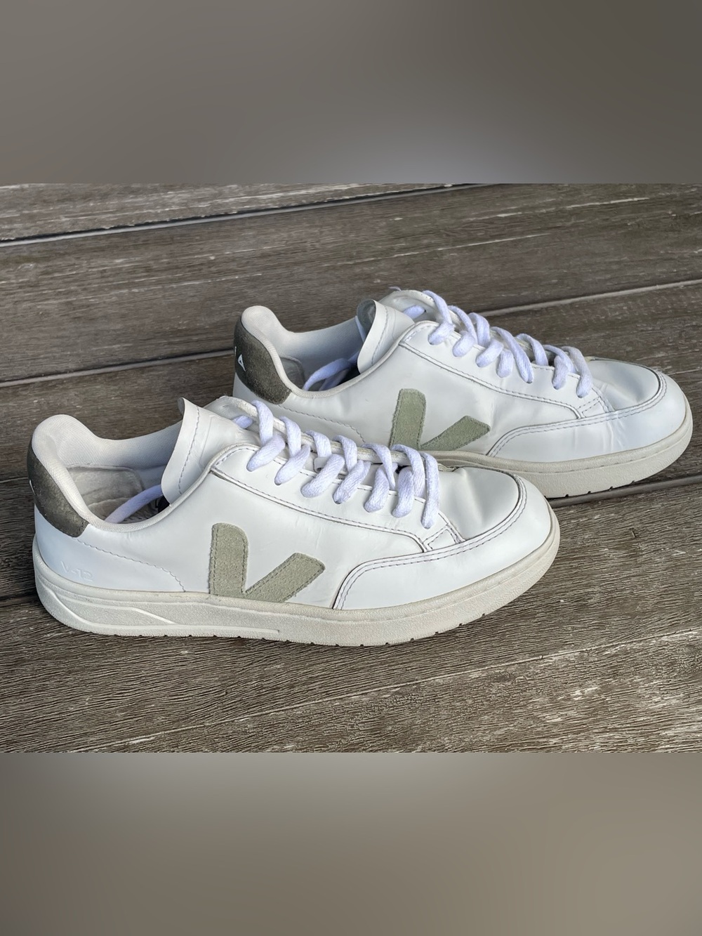 Veja V-12 Leather Extra White Lightweight  Mens Sneaker Light Grey  size 8